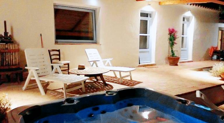 Spacious villa with yard, hot tub & patio | Pet-friendly — photo 4