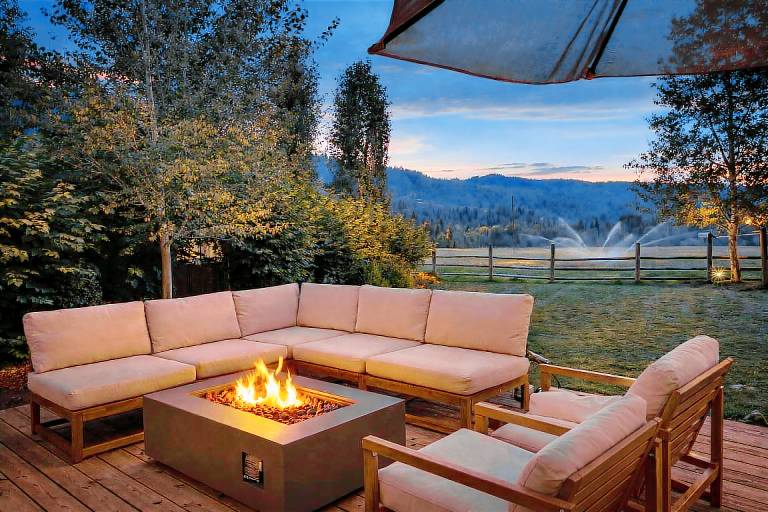 Vacation home with hot tub & yard in Leavenworth, WA