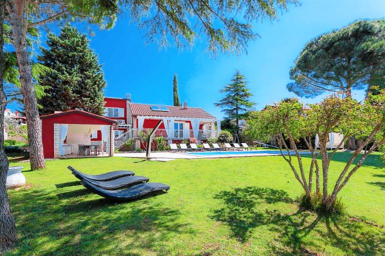 Villa with yard, barbeque & terrace — photo 4