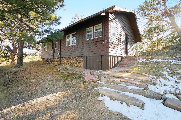 Cabin with barbecue, garden & hot tub | Mountain view — photo 2