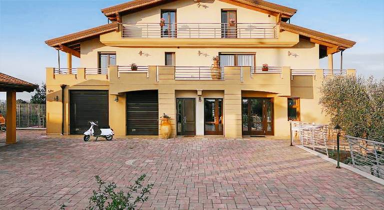 Farm with yard & terrace in Matera