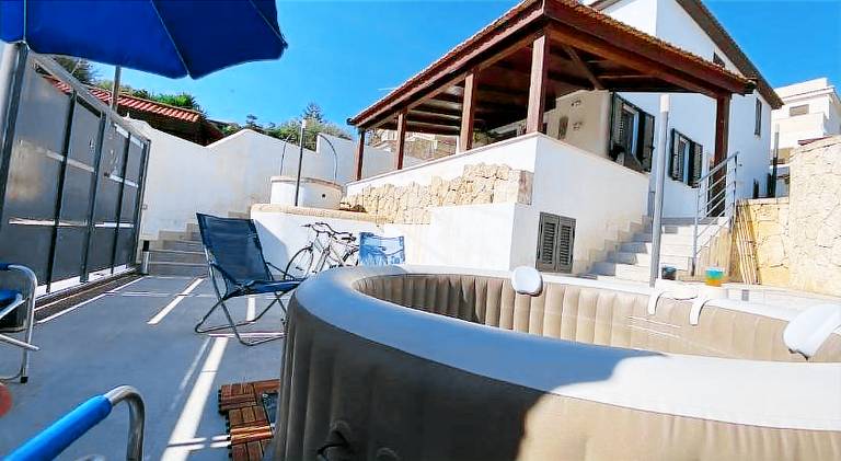 Vacation home with jacuzzi — photo 5