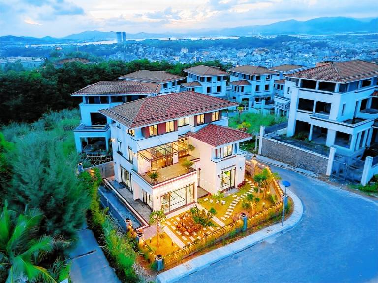 Beautiful villa with barbeque, pool & garden | Water view | Suitable for remote work | Pets allowed in Ha Long