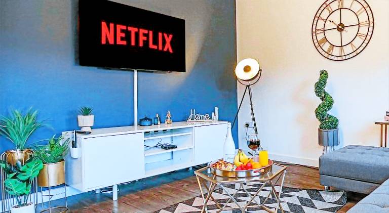 Stylish House with Smart TVs and Netflix, Fast Wifi, Free Parking and Garden by Yoko Property in Milton Keynes