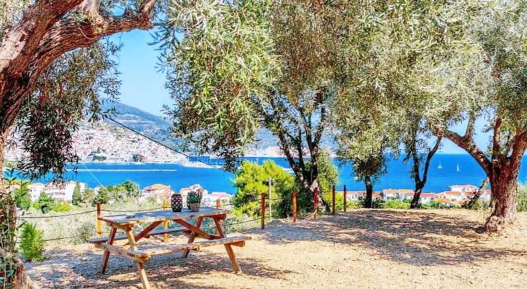 Holiday apartment with yard, BBQ & patio in Skopelos