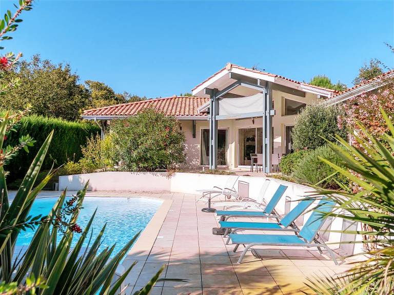 Charming Villa in Biscarrosse: Heated Pool, AC, 8 Guests, Golf Nearby, Cleaning Included — photo 3