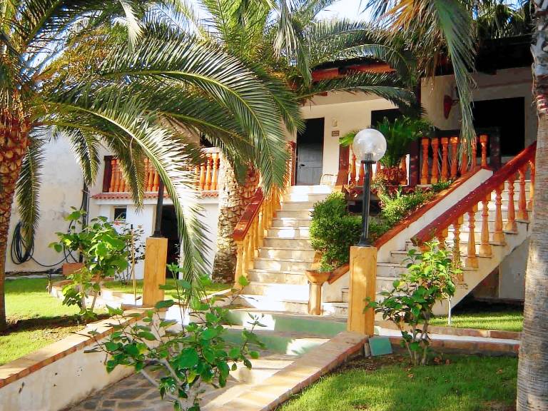 Villa with garden, patio & grill | Sea view — photo 4
