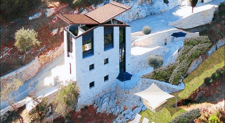 House with jacuzzi, terrace & pool in Lucca