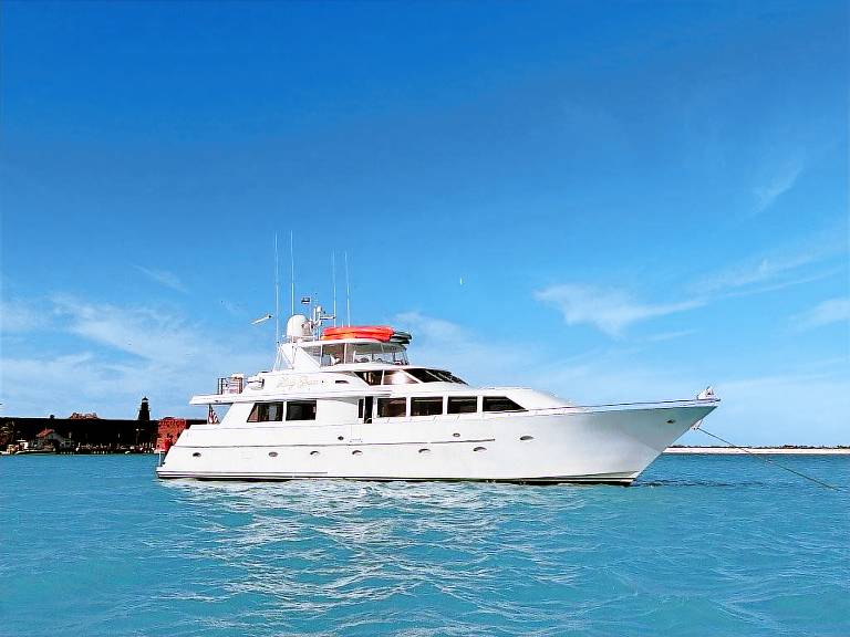 Boat with patio & grill | Beach view — photo 2
