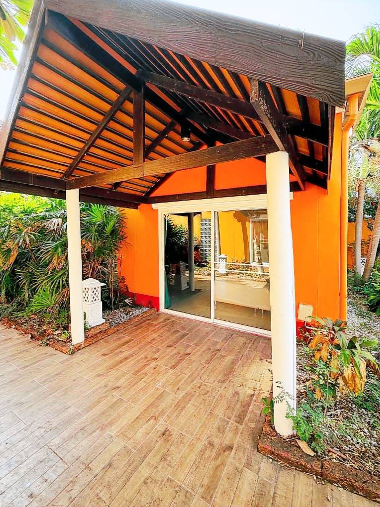 Fully equipped beautiful vacation home with BBQ, pool & hot tub | Beach nearby | Pet-friendly — photo 5