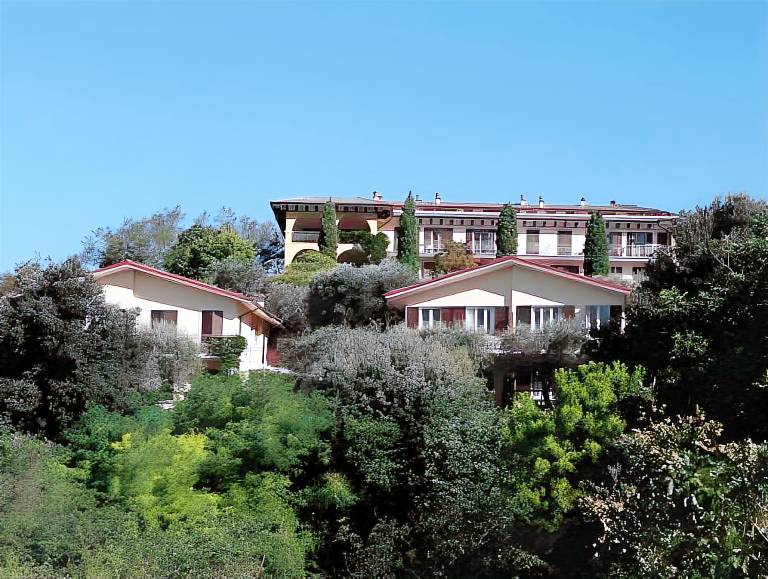 Wonderful serviced apartment with patio, pool & garden | Dogs allowed — photo 2