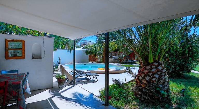 Holiday apartment with BBQ, patio & private pool — photo 4