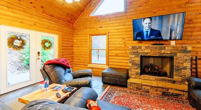 Chalet with hot tub — photo 3