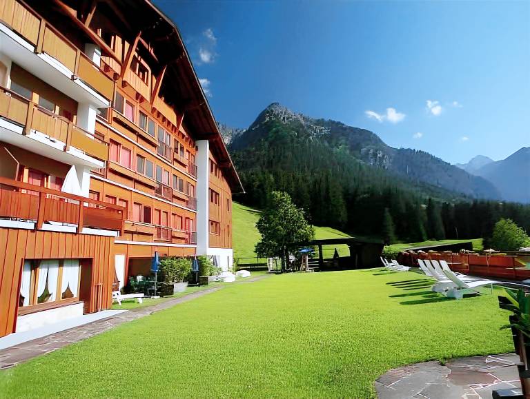Serviced apartment with terrace, pool & garden in Mittelberg
