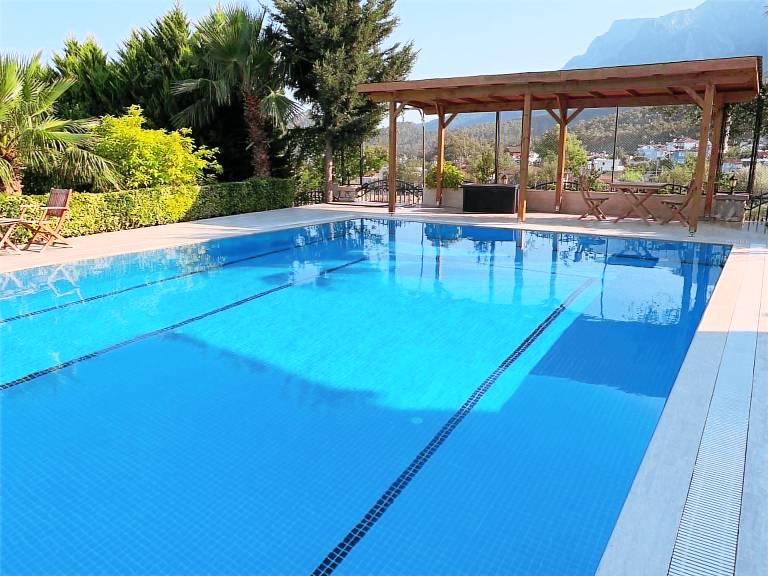 Vacation home with barbeque, private pool & yard | Pet-friendly — photo 2
