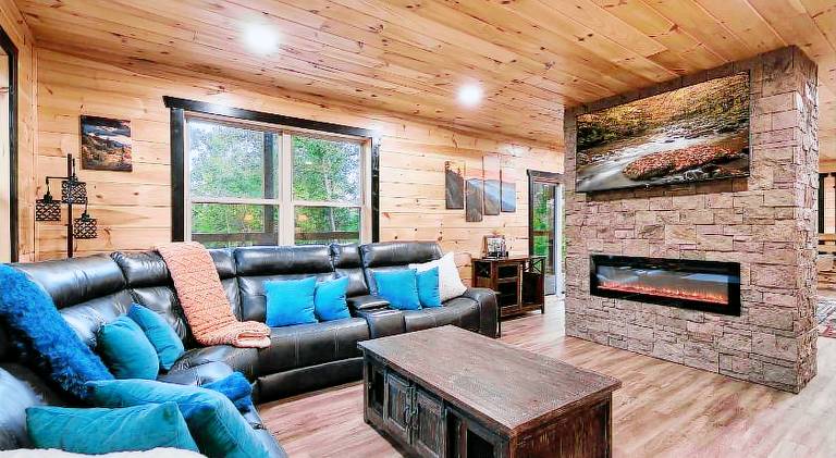 Luxury Arcade Cabin with Hot Tub and Mountain Views Sleeps 12 — photo 2