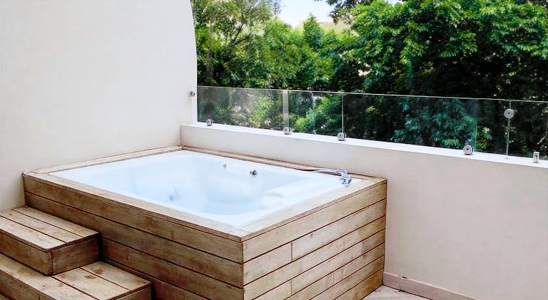 Vacation home with hot tub & pool — photo 5
