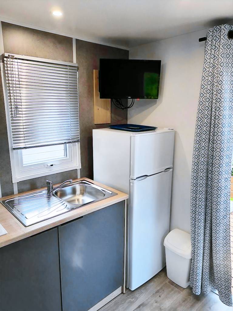 Mobile home with yard, terrace & grill | Pets are welcome — photo 4
