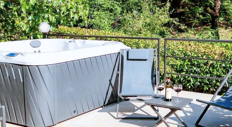 Villa with terrace, BBQ & yard | Pet-friendly — photo 5