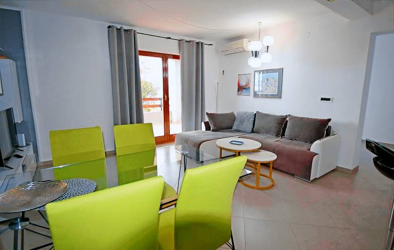 Beautiful rental apartment with terrace, yard & grill | Dogs allowed — photo 3