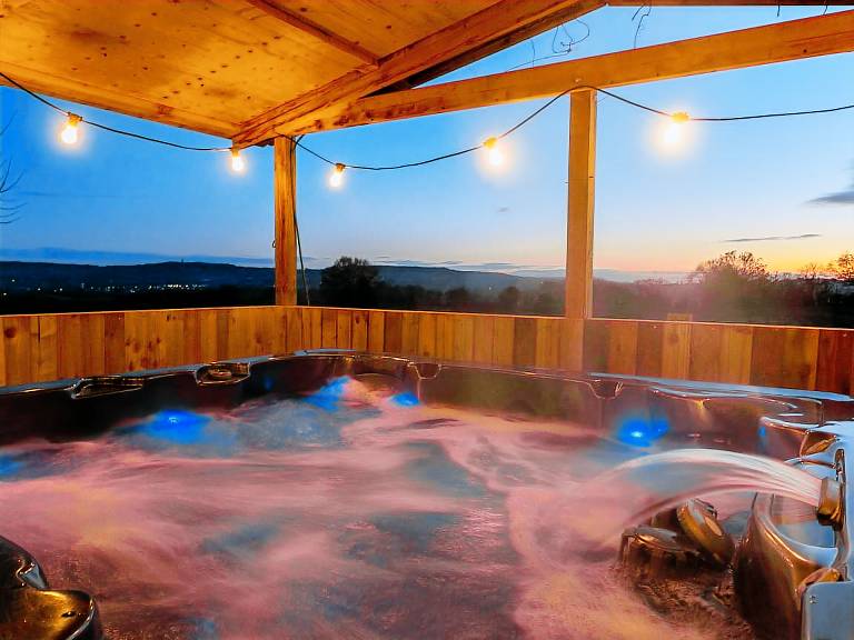 Cottage with hot tub, yard & BBQ — photo 2