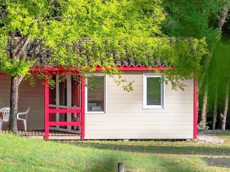 Lovely chalet with patio & pool | Pets are welcome — photo 4
