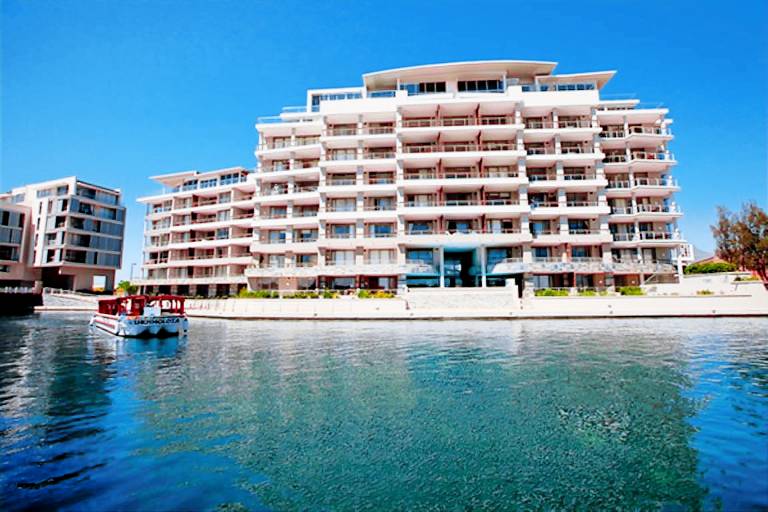 Family-friendly apartment with garden, patio & pool | Near Two Oceans Aquarium | Perfect for remote work | Pets allowed — photo 4