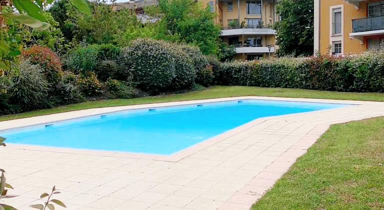 Apartment with patio, private pool & yard in Toulouse