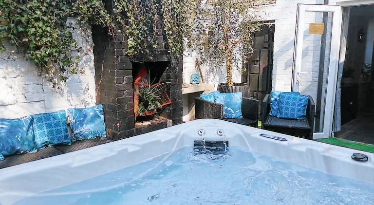 Bournemouth Beach Boutique with Hot Tub - Close to Beach and Town Centre in Bournemouth