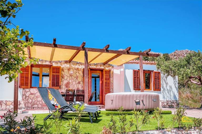 Villa with barbecue, hot tub & garden | Pets allowed — photo 4