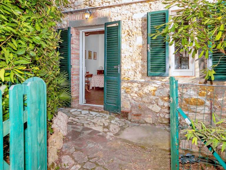 Holiday apartment with garden & BBQ — photo 3
