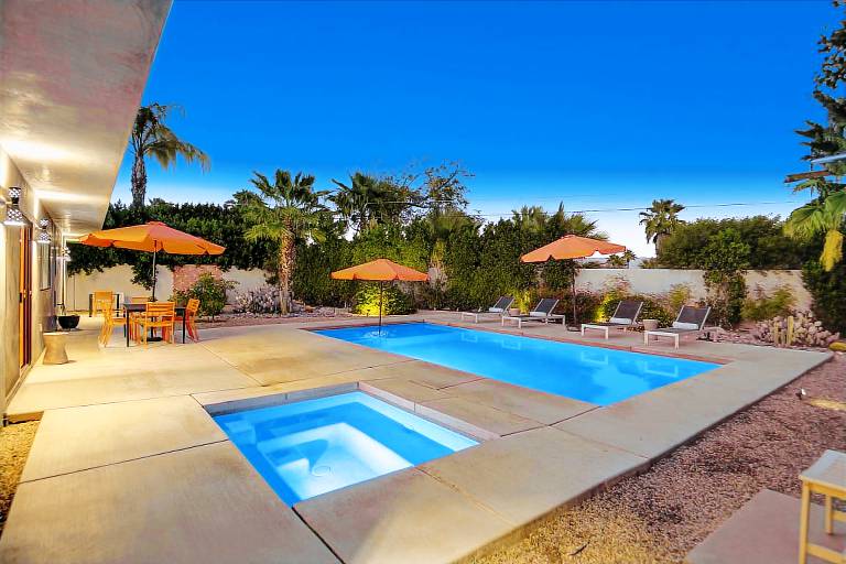 Vacation home with yard, jacuzzi & private pool | Mountain view — photo 2