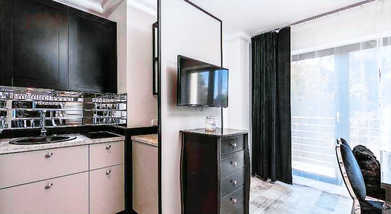 Serviced apartment with terrace & yard — photo 4