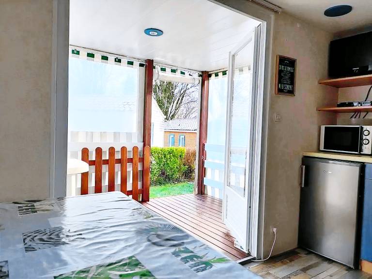 Mobile home with yard, barbecue & patio — photo 4