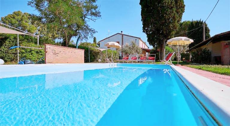 Vacation home with BBQ, garden & pool — photo 4
