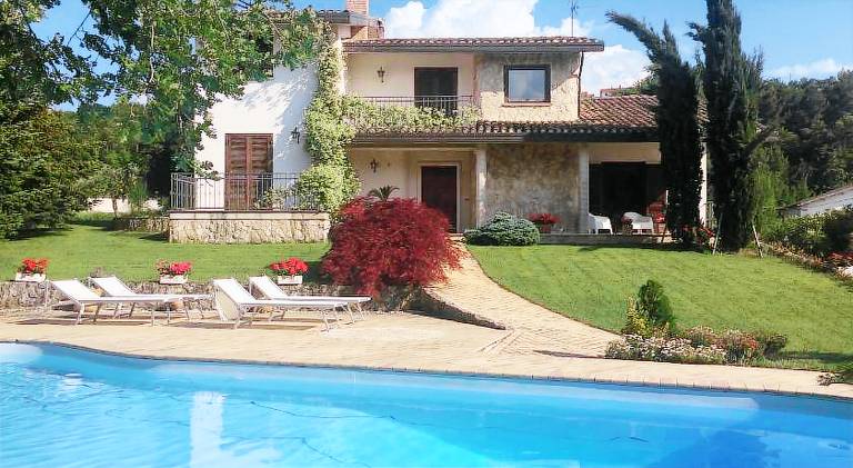 Villa with pool — photo 3