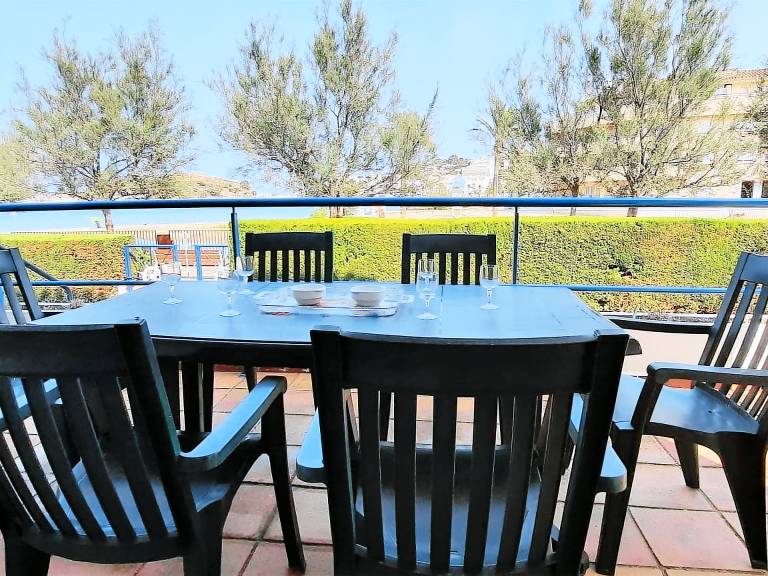 Family apartment with garden and terrace near the beach in Llançà — photo 2