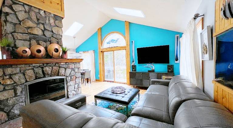 Beautiful vacation home with hot tub | Pets are welcome — photo 2