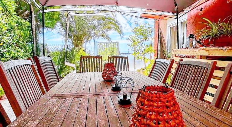Apartment with yard, jacuzzi & grill — photo 5