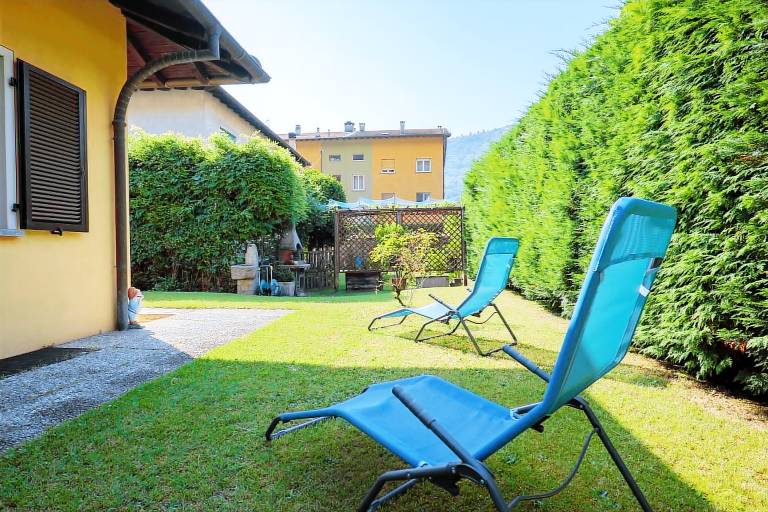 House with patio, yard & BBQ | Garden view — photo 3