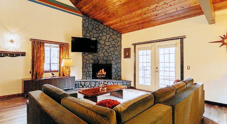 Lodge with pool, hot tub & barbecue in Big Bear Lake, CA