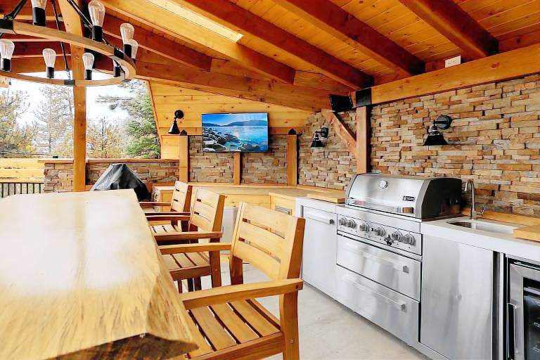 Cabin with terrace, hot tub & grill | Mountain view in San Bernardino, CA
