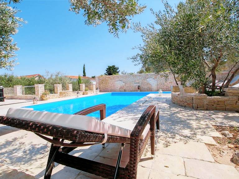 Fully equipped rental apartment with patio, garden & pool | Next to the beach | Pets allowed — photo 2