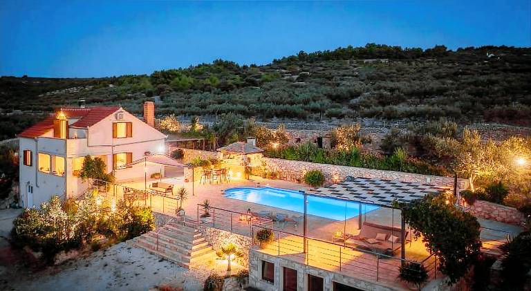Villa with pool — photo 5