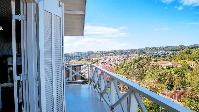 Casa com lareira Wi Fi e varanda com vista