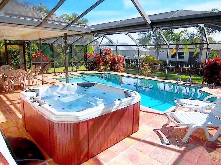 Vacation home with jacuzzi, private pool & barbeque in Cape Coral, FL