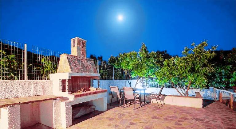 Vacation home with terrace, garden & grill — photo 4
