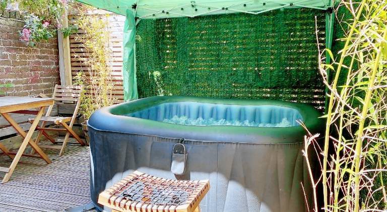 Stylish Coastal Retreat with Hot Tub & Log Burner in Margate — photo 3