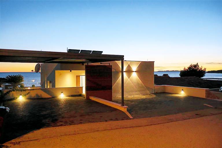 Lovely villa with BBQ, private pool & patio | Pool view | Perfect for remote work | Dogs allowed — photo 3