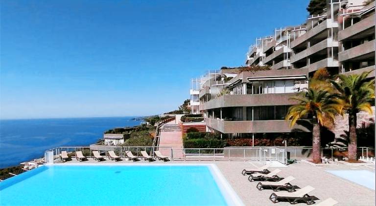 Apartment with pool — photo 3